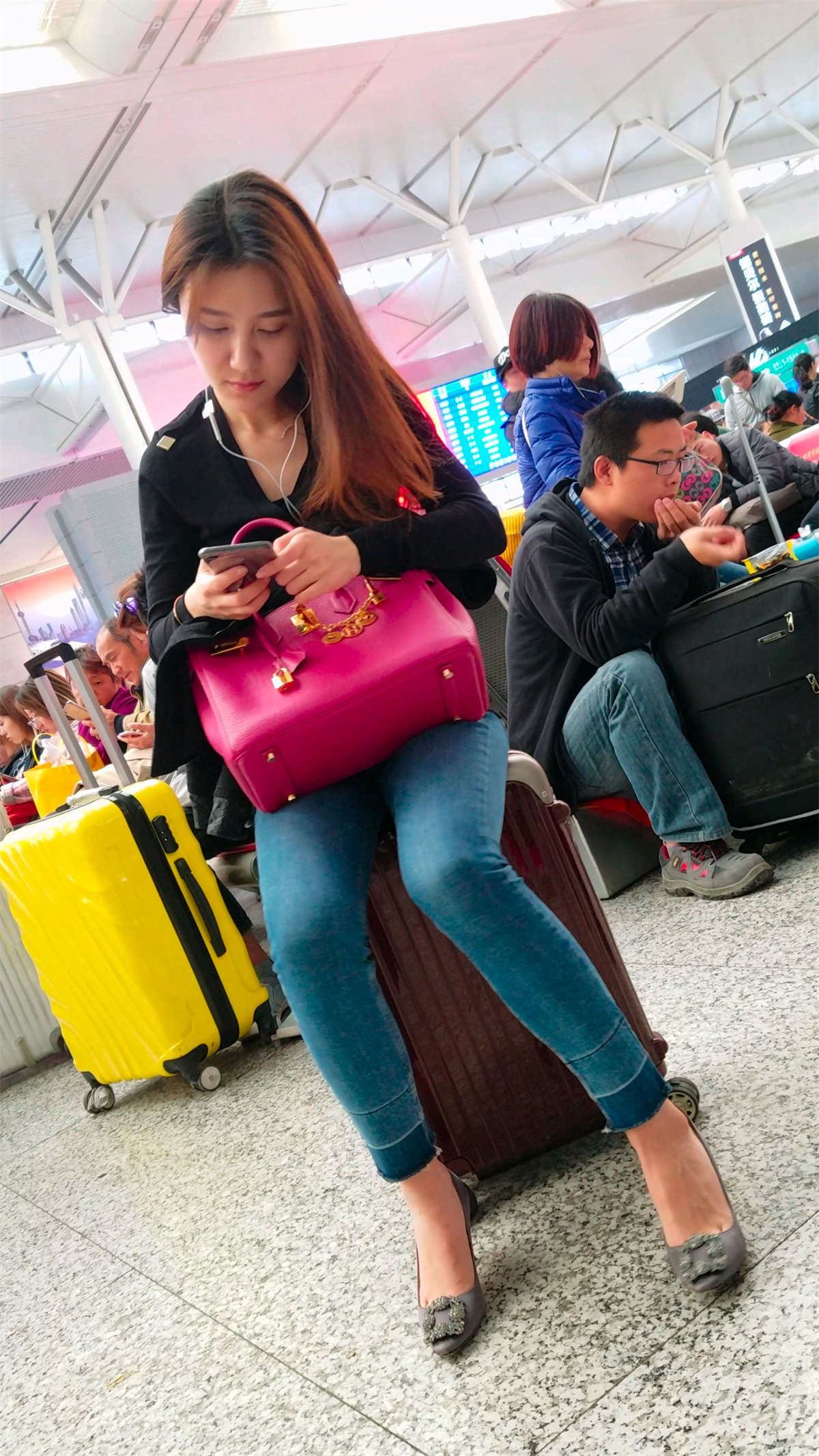 聊得很嗨的紧身蓝牛美女