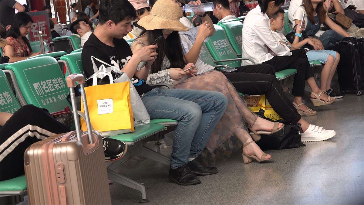候车室内的美足总是令人应接不暇