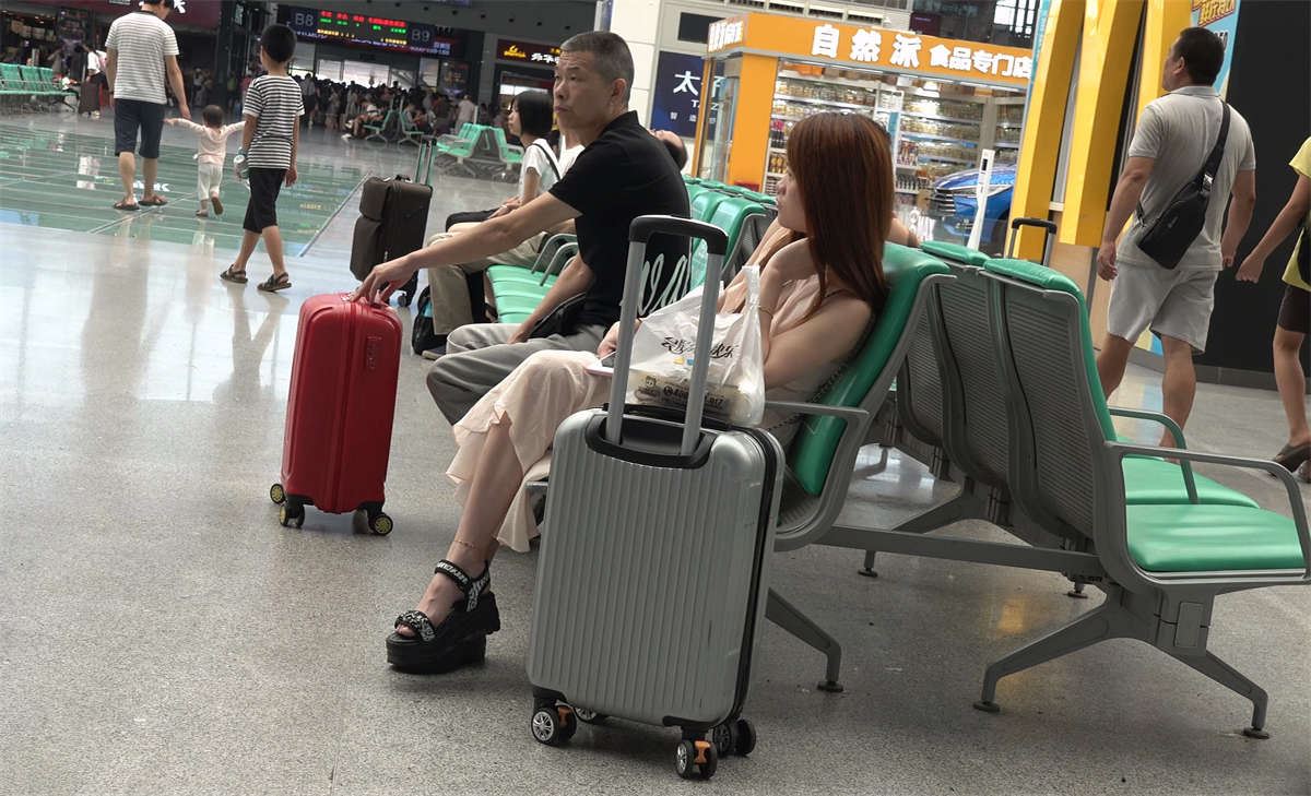 候车室的高跟美足