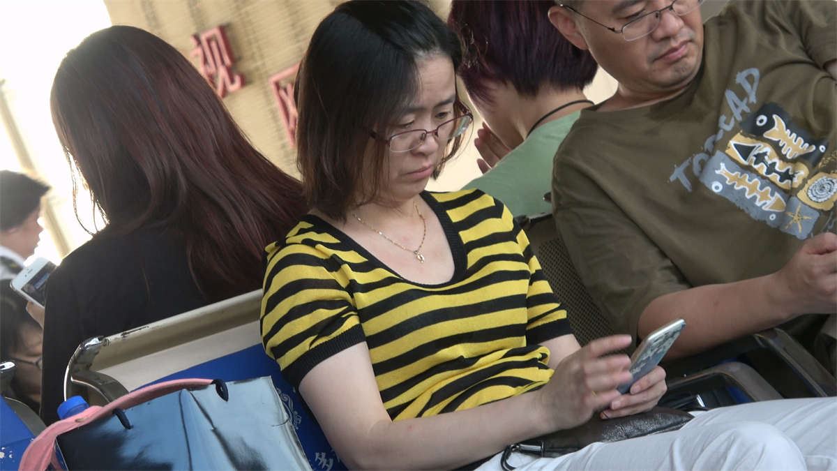 白皙美足眼镜少妇沉思