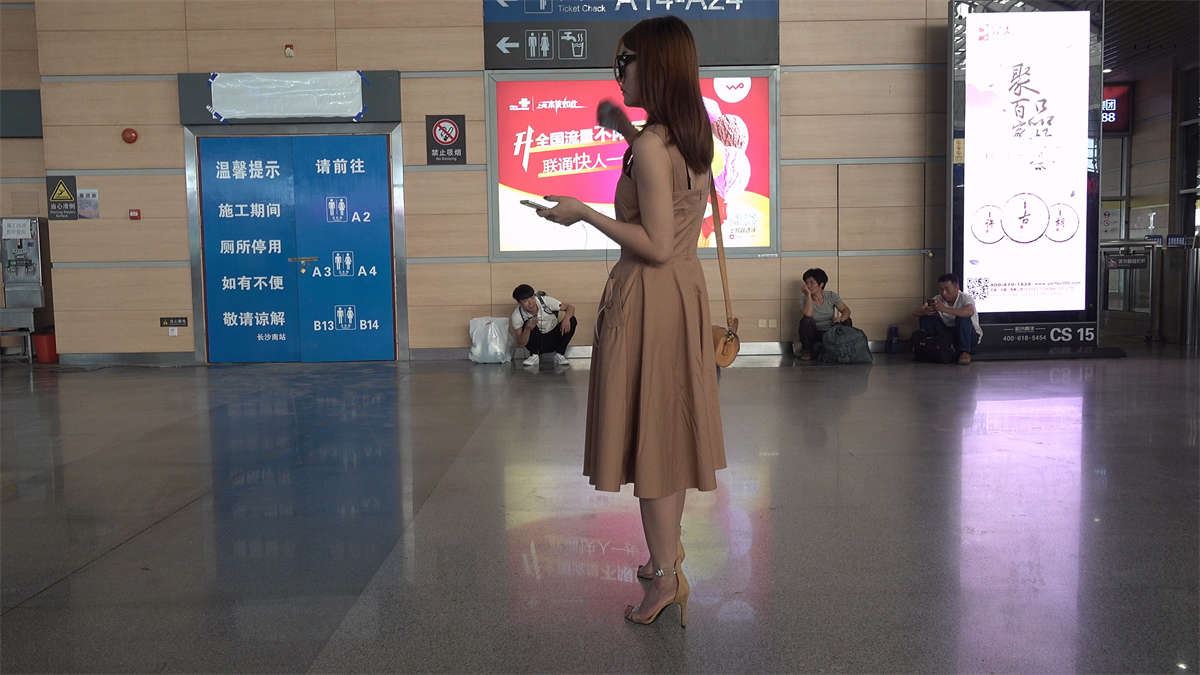 候车室里的极品美女