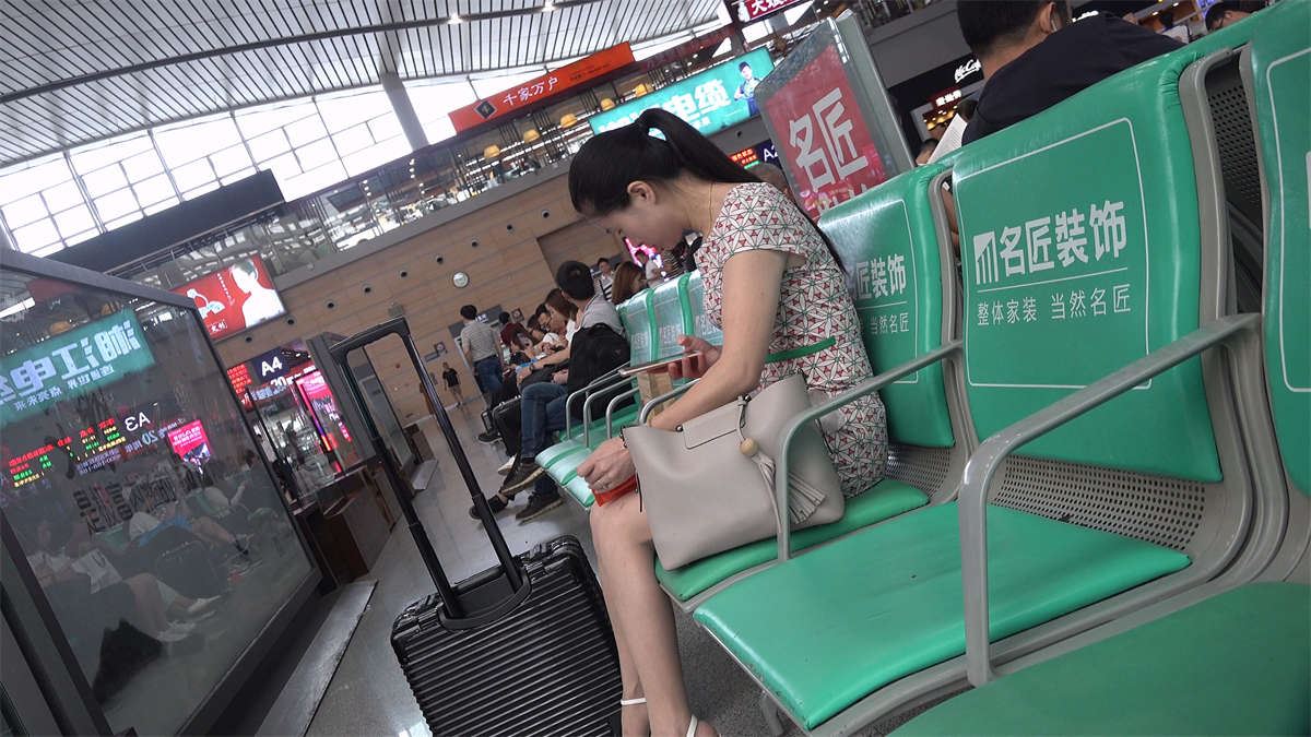 漂亮的高跟鞋美足