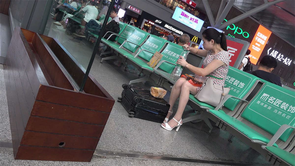 漂亮的高跟鞋美足