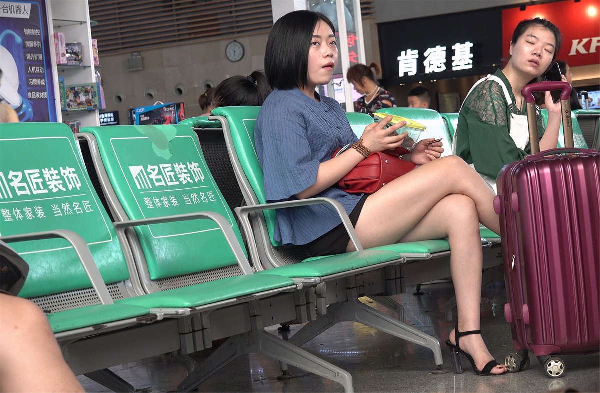 短发美腿高跟玉足美眉