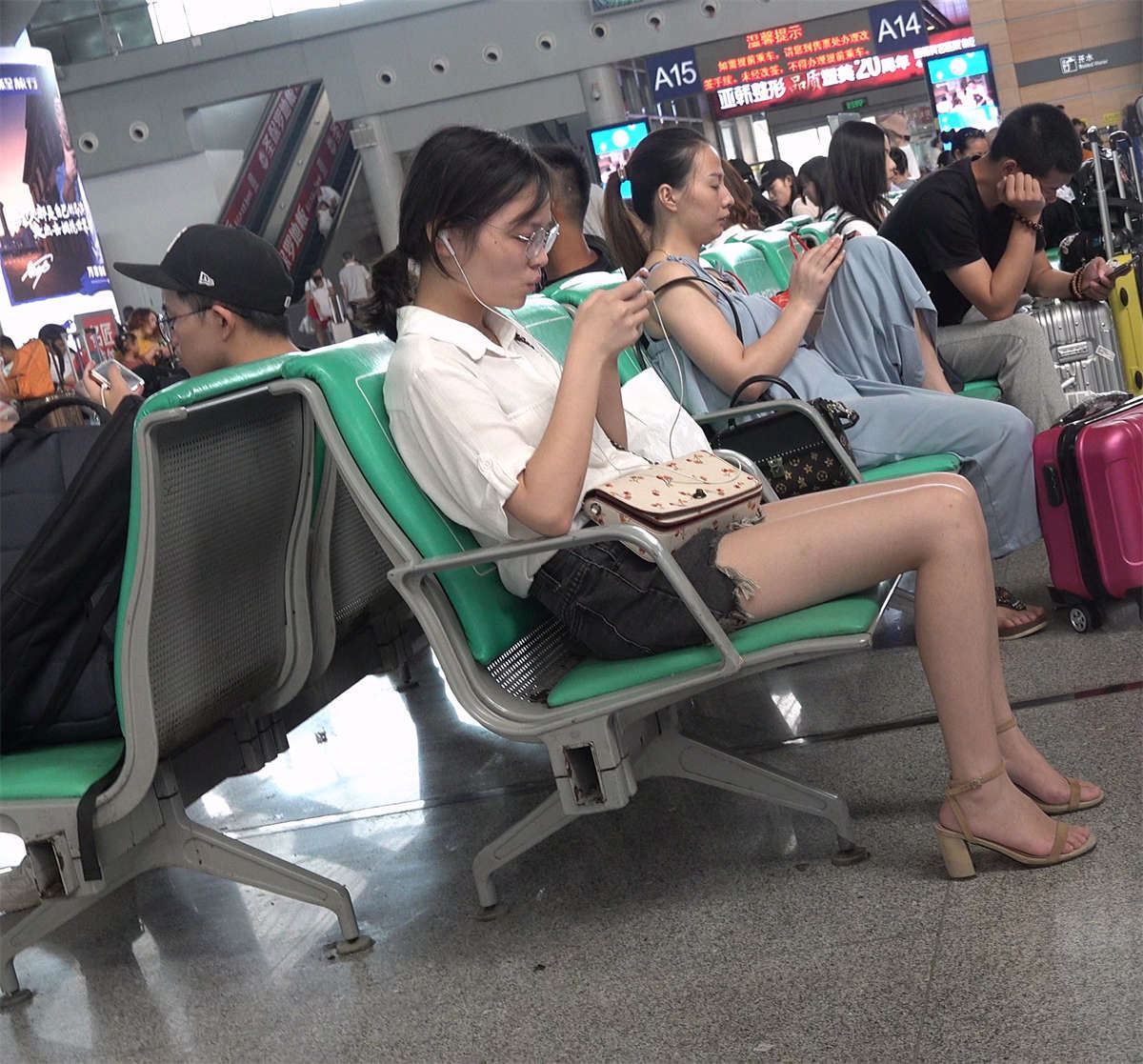 玩吃鸡的凉高跟美足MM
