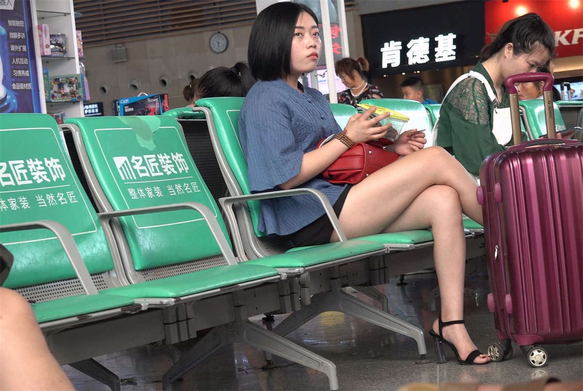 短发美腿高跟玉足美眉