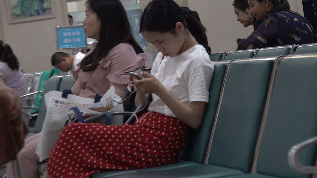 凉高跟，斑点长裙知性美女