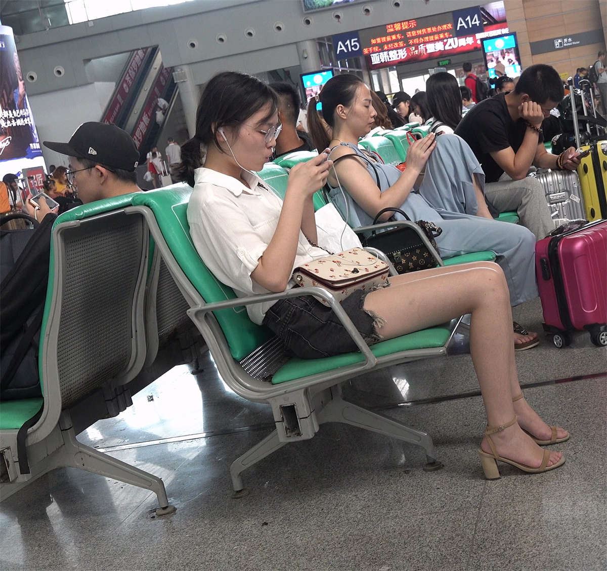 玩吃鸡的凉高跟美足MM