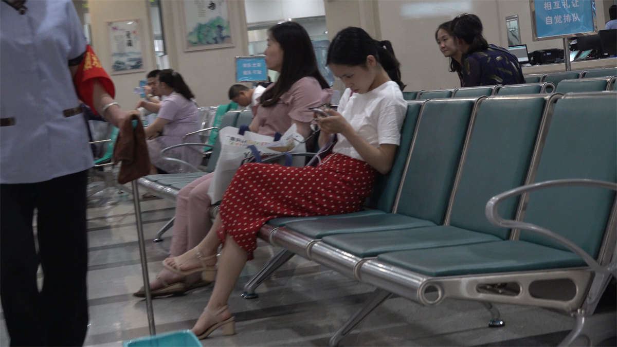 凉高跟，斑点长裙知性美女