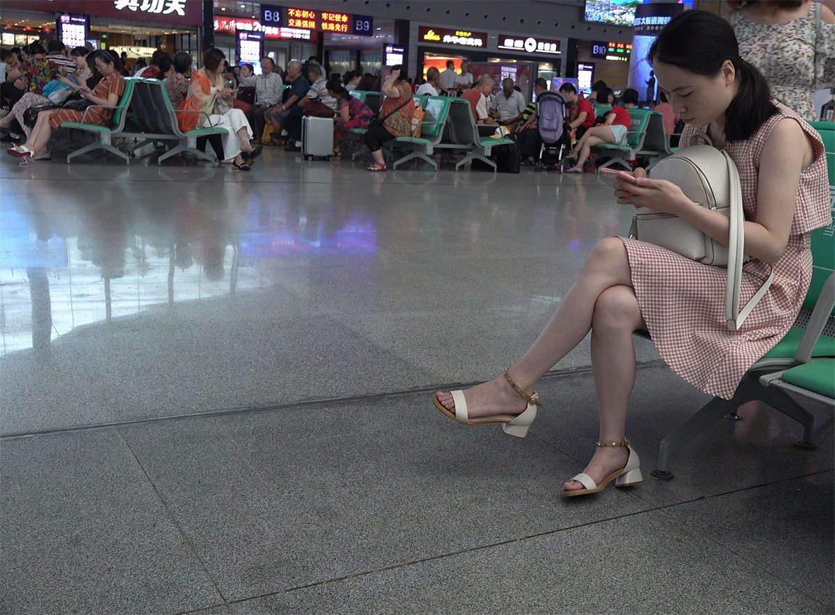 连衣裙凉高跟玉足美眉