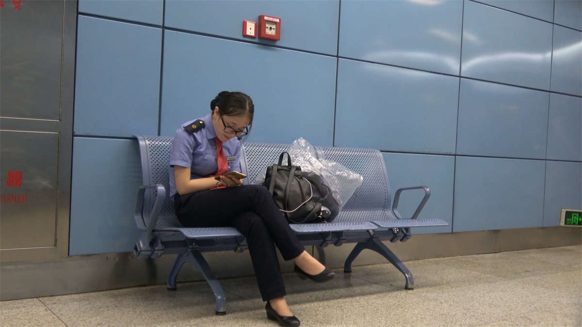 气质不错的乘务员挑鞋视频