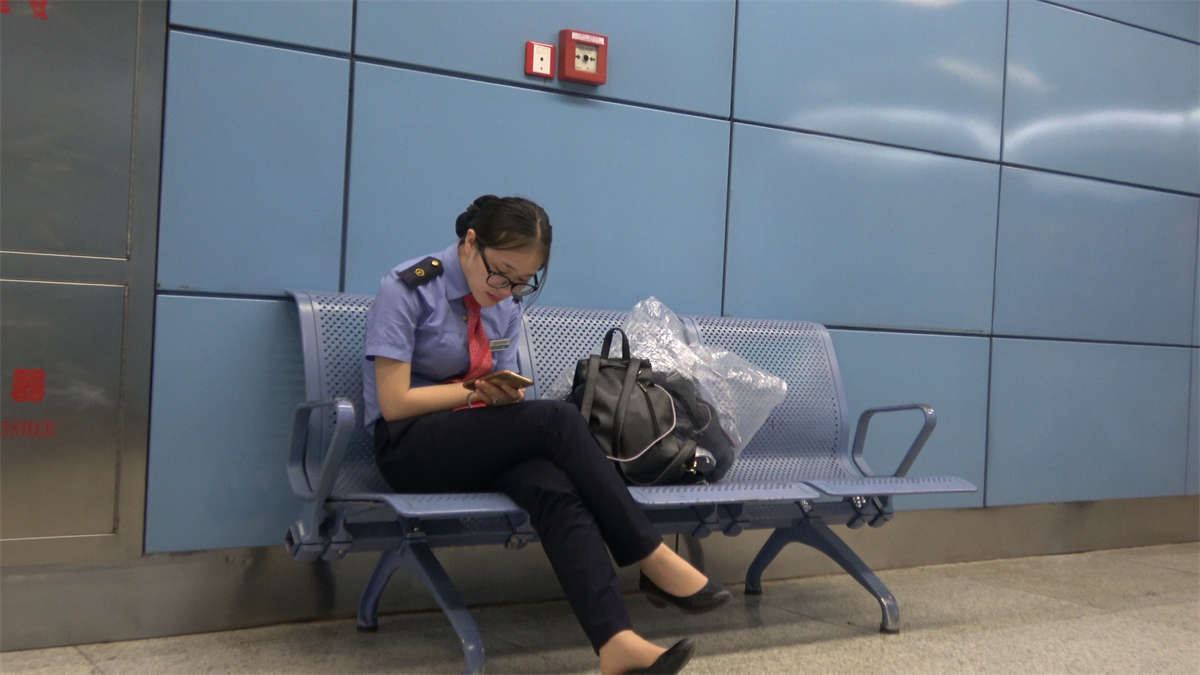气质不错的乘务员挑鞋视频
