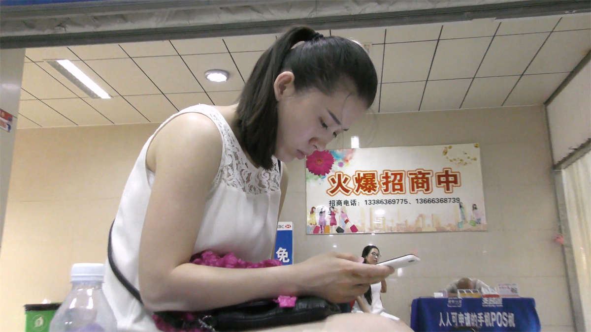 出水芙蓉般白嫩的大腿和美足
