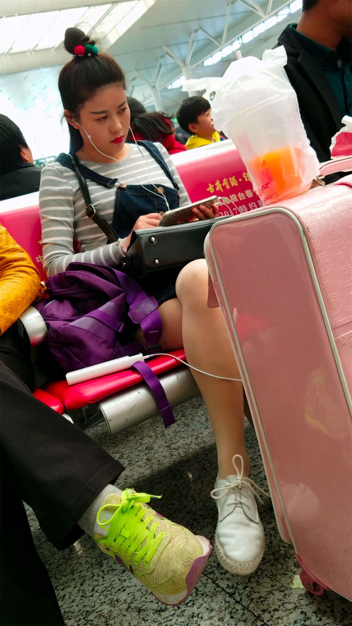 高铁站拍摄肉色丝袜包臀裙漂亮美女