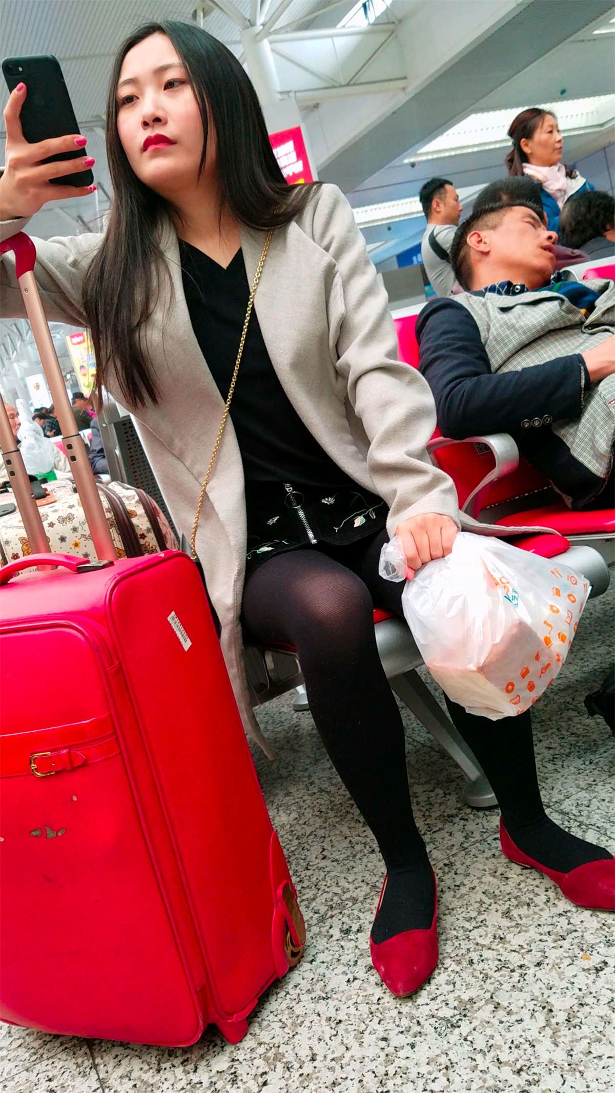 车站候车的包臀短裙长发美眉黑色丝袜