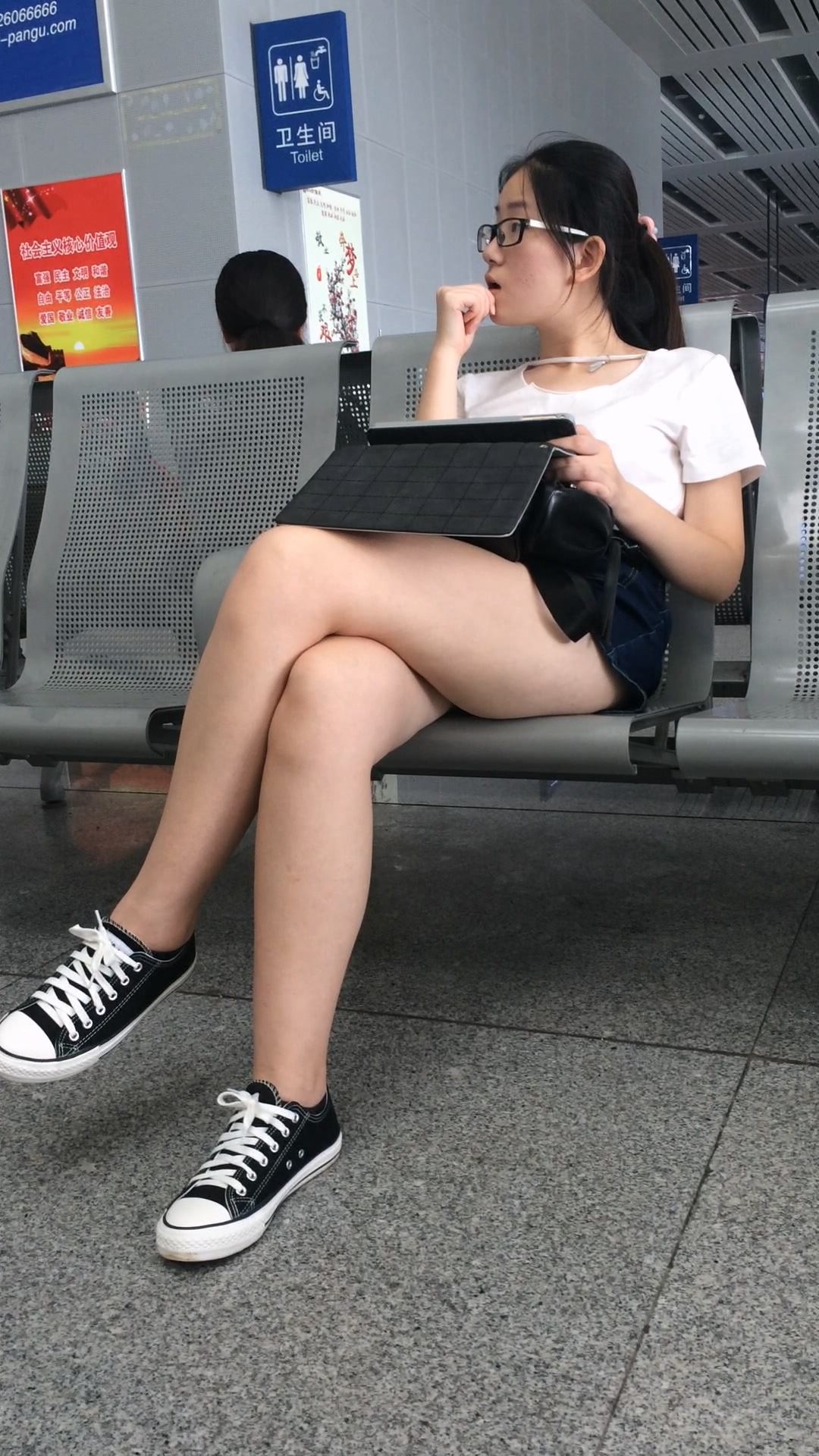 车站蓝色牛仔短裤白腿小妹