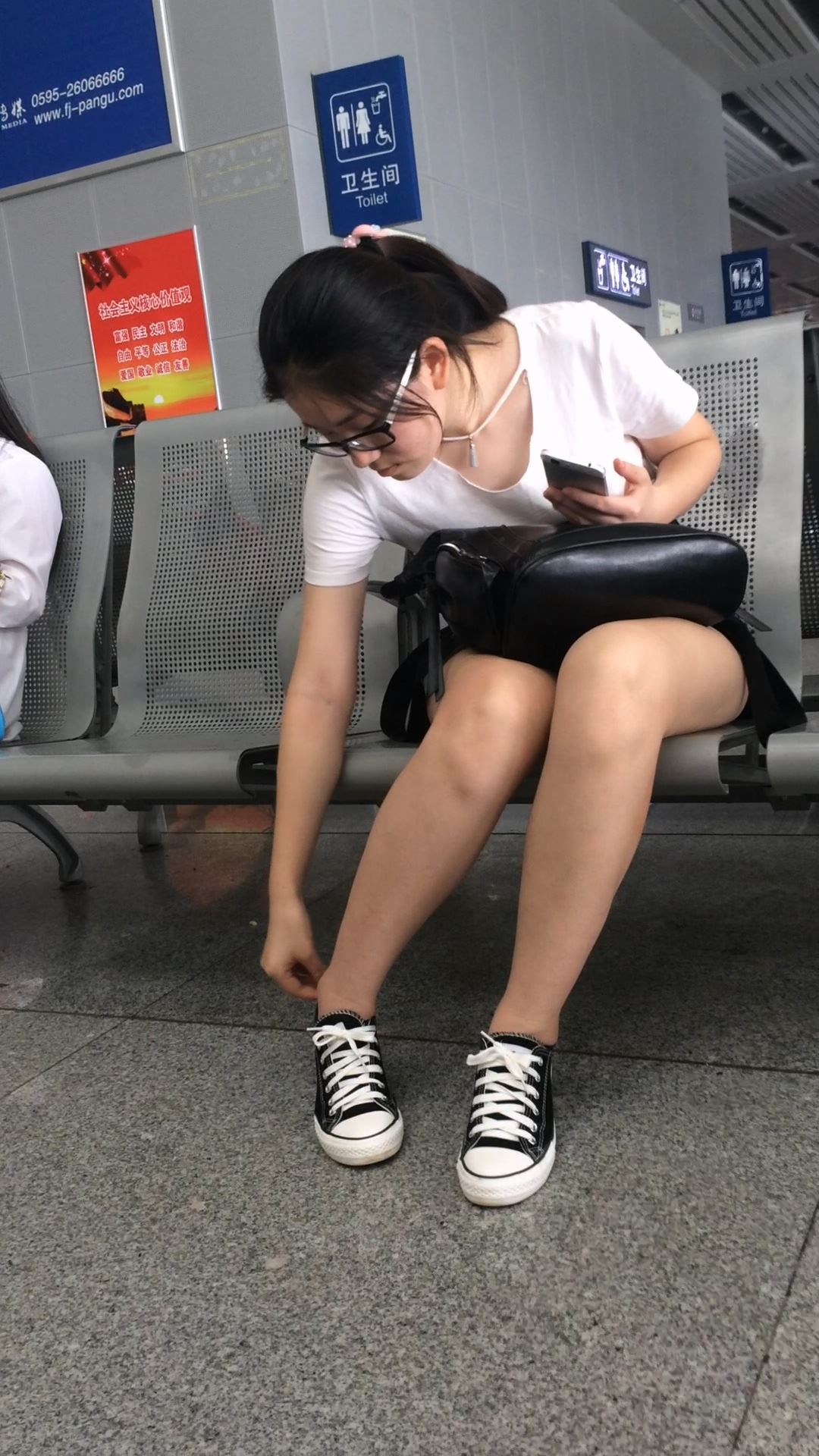 车站蓝色牛仔短裤白腿小妹