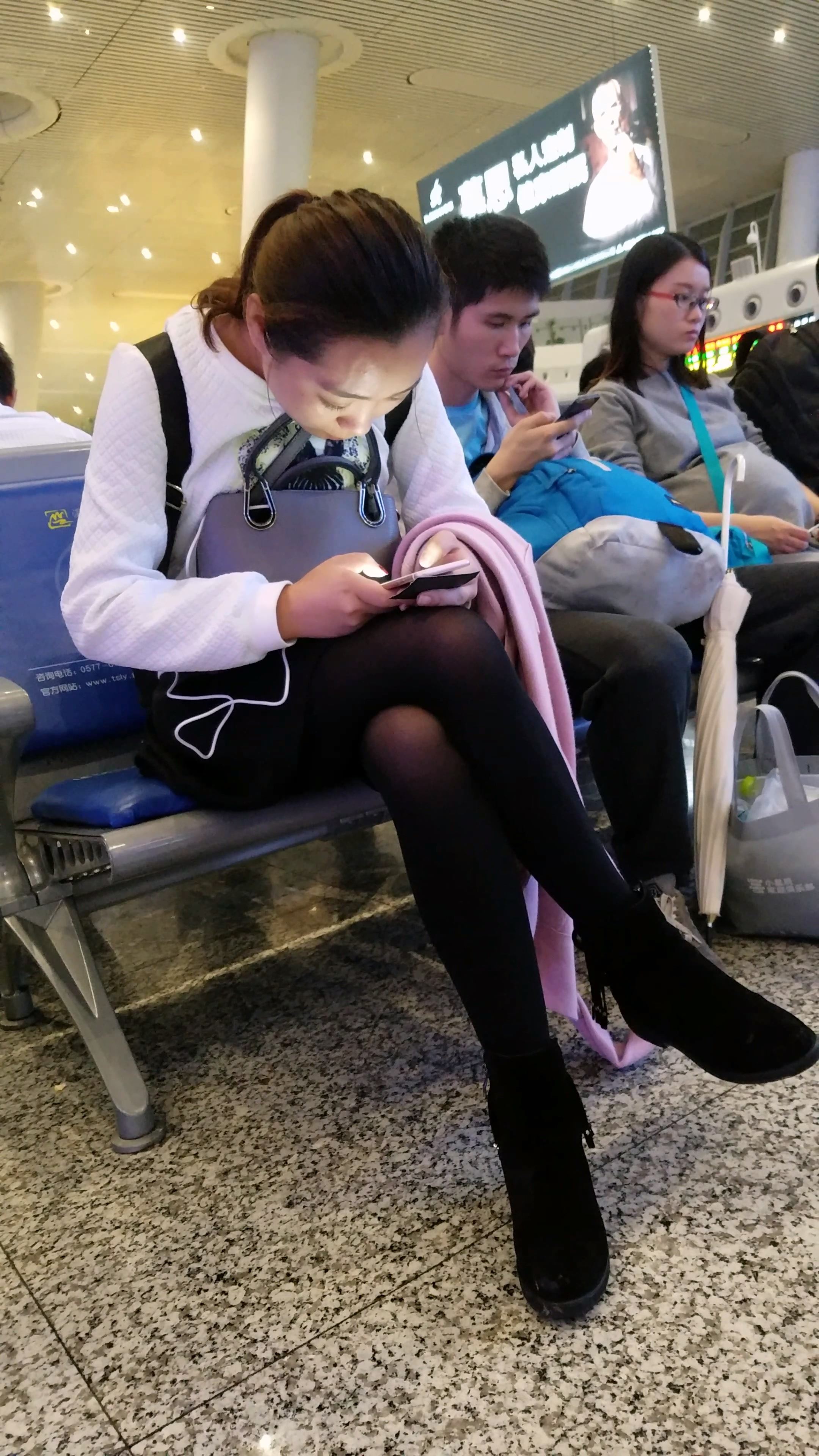 高铁站候车的黑色丝袜细腿少妇