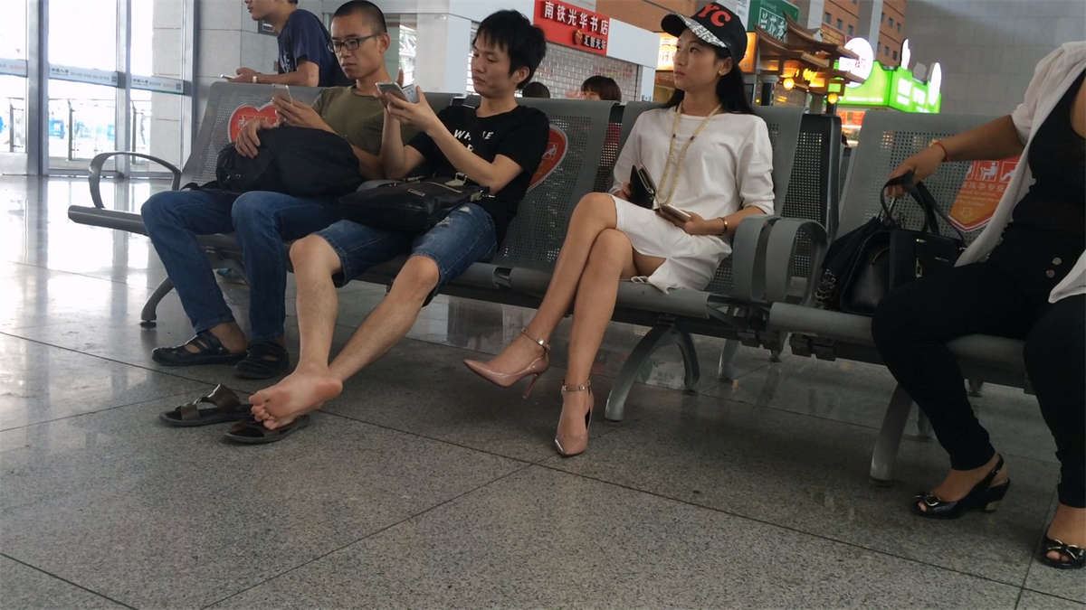 车站白色连衣裙鸭舌帽极品清纯美女