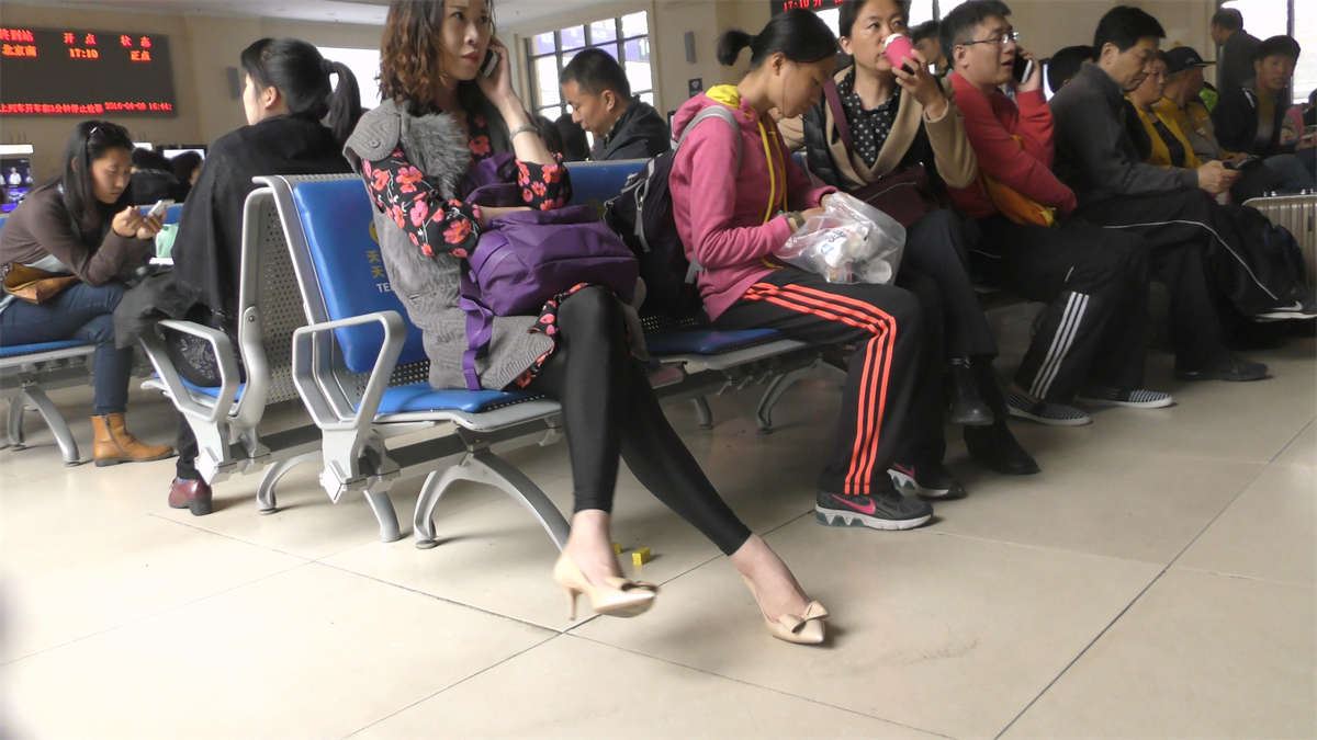 浓妆淡抹的美丽女人扭动一双极品美腿
