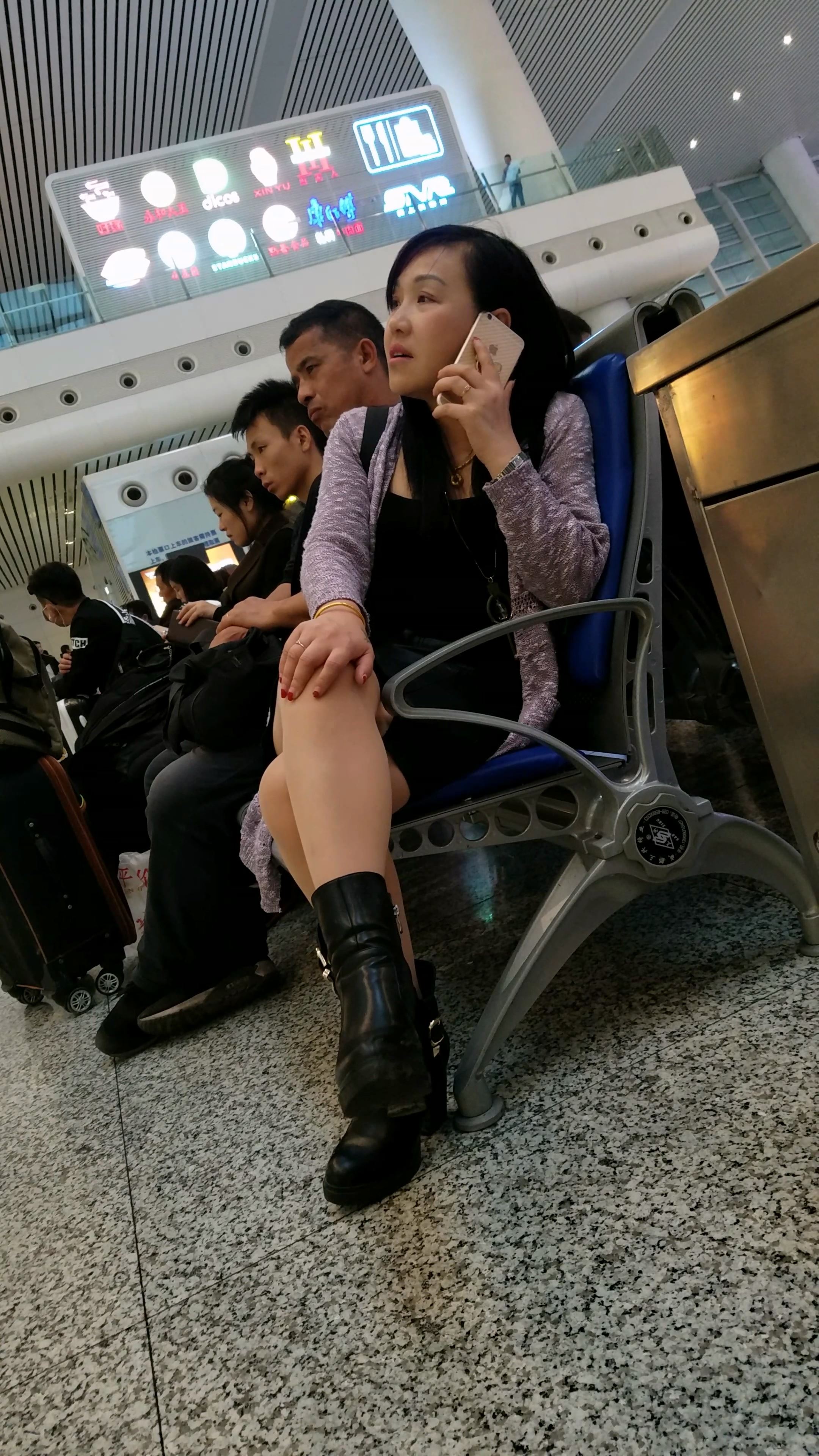 黑色连衣裙肉色丝袜黑色高跟少妇车站等车