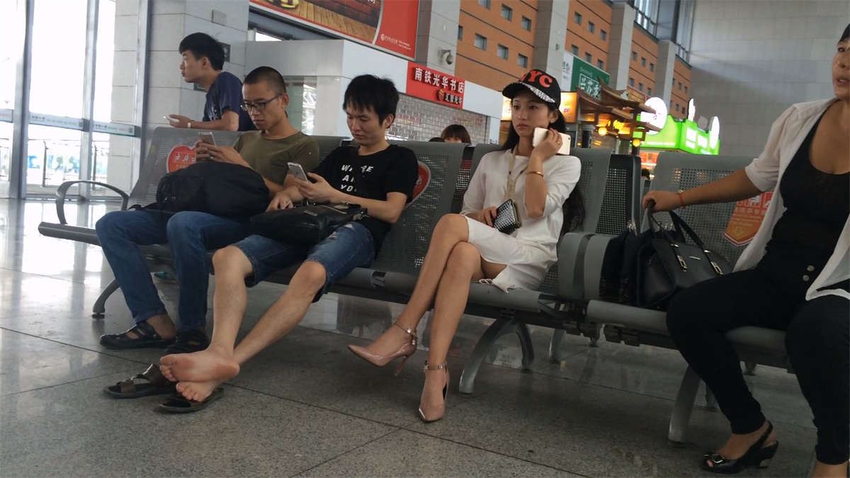 车站白色连衣裙鸭舌帽极品清纯美女