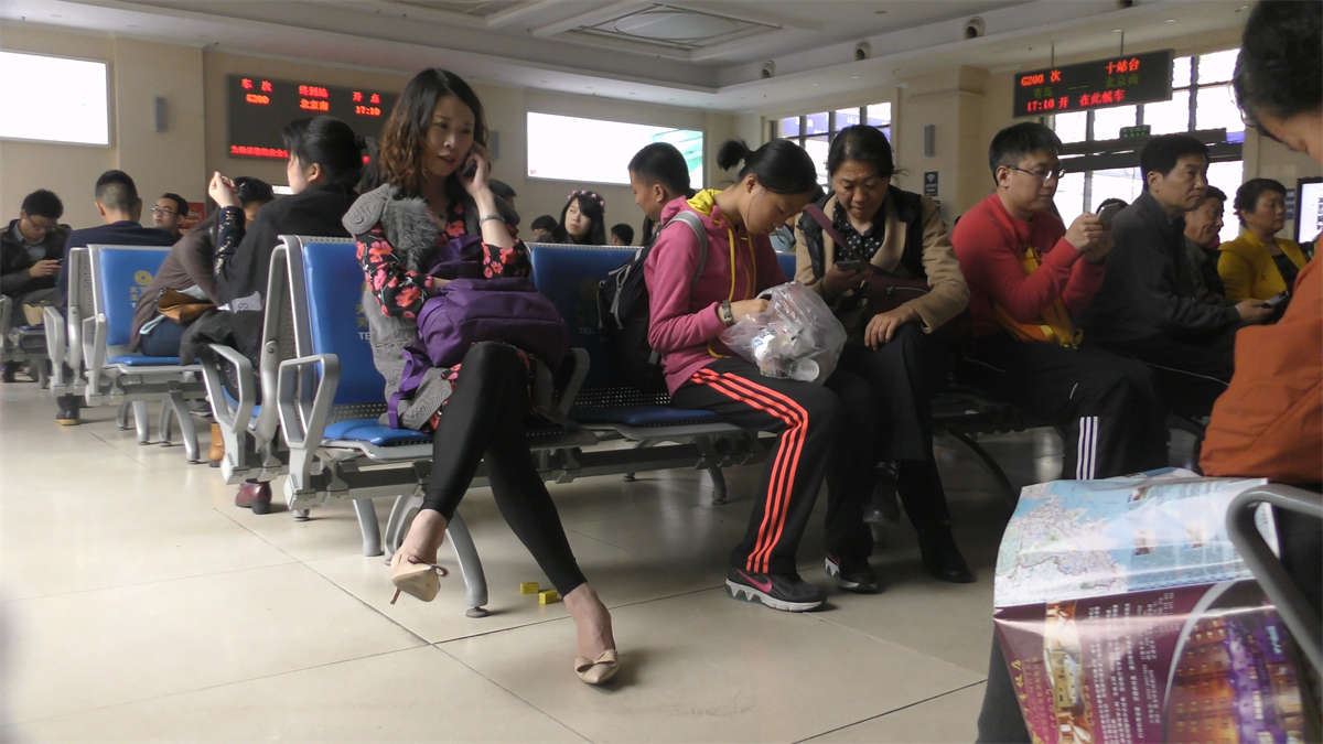 浓妆淡抹的美丽女人扭动一双极品美腿