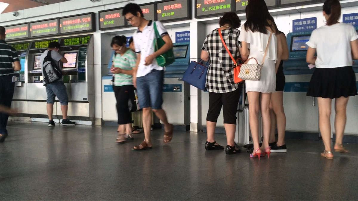 取票的两个极品白腿裙子美眉