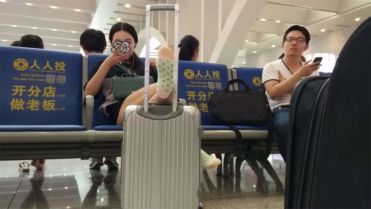 候车室里的 原味棉袜美女