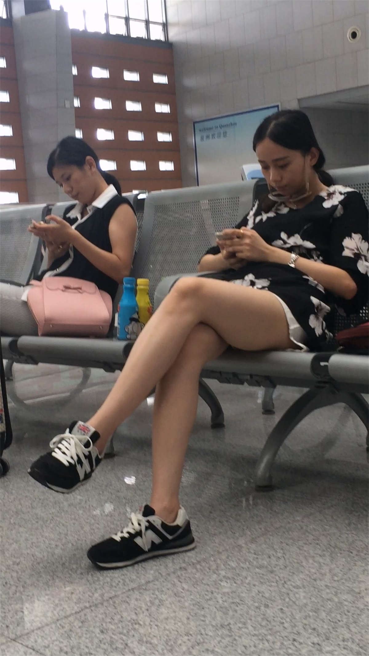 车站玩手机的极品长腿白色短裙美眉