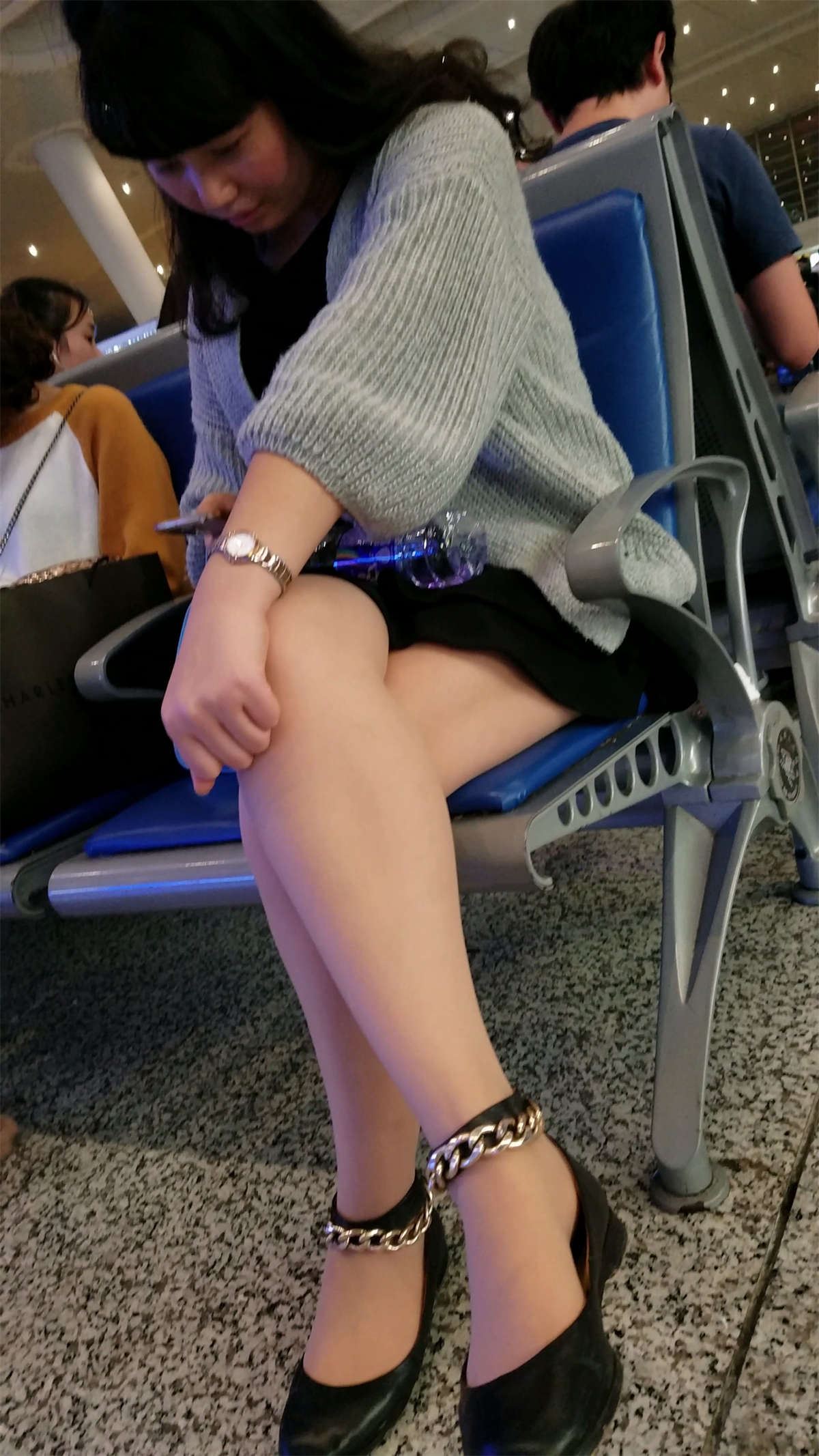 火车站等车的丰满肉丝带脚链高跟少妇