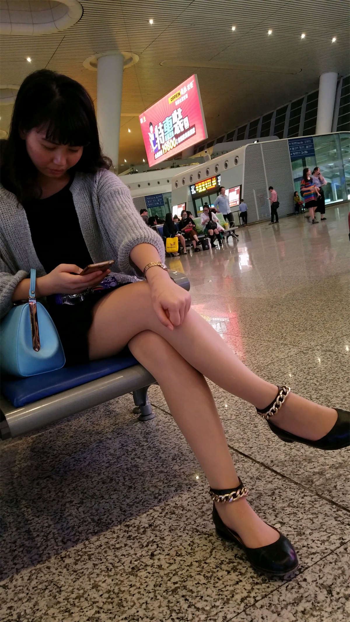 火车站等车的丰满肉丝带脚链高跟少妇