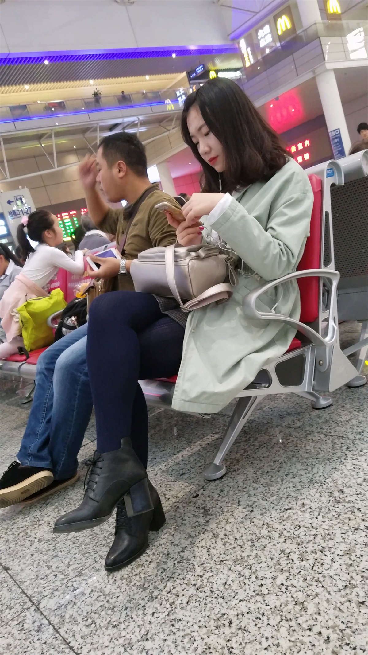 车站蓝色丝袜黑色皮鞋白肤漂亮美女