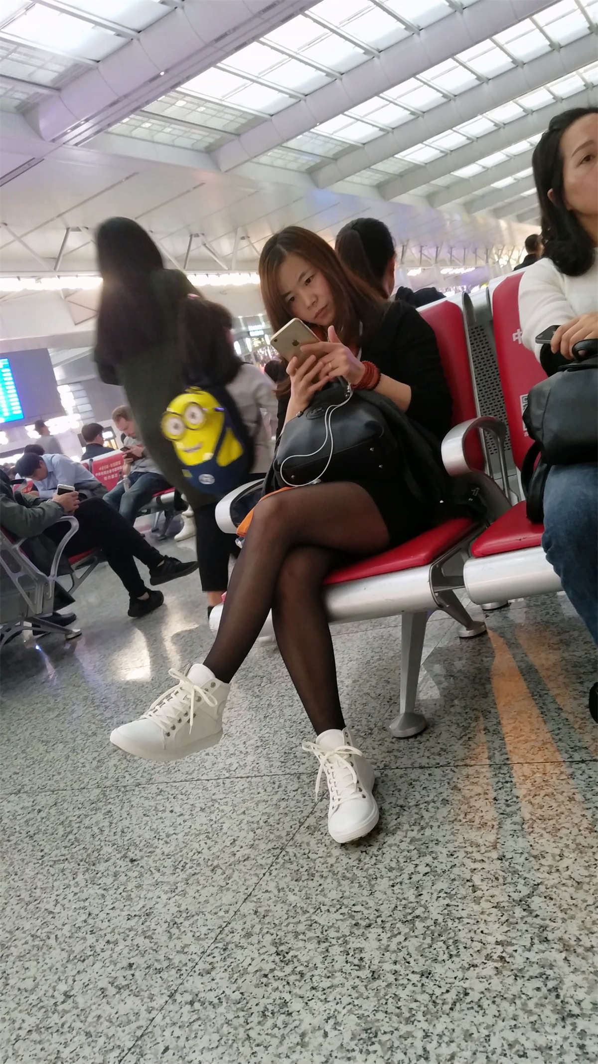 车站黑色丝袜白色运动板鞋短裤美眉