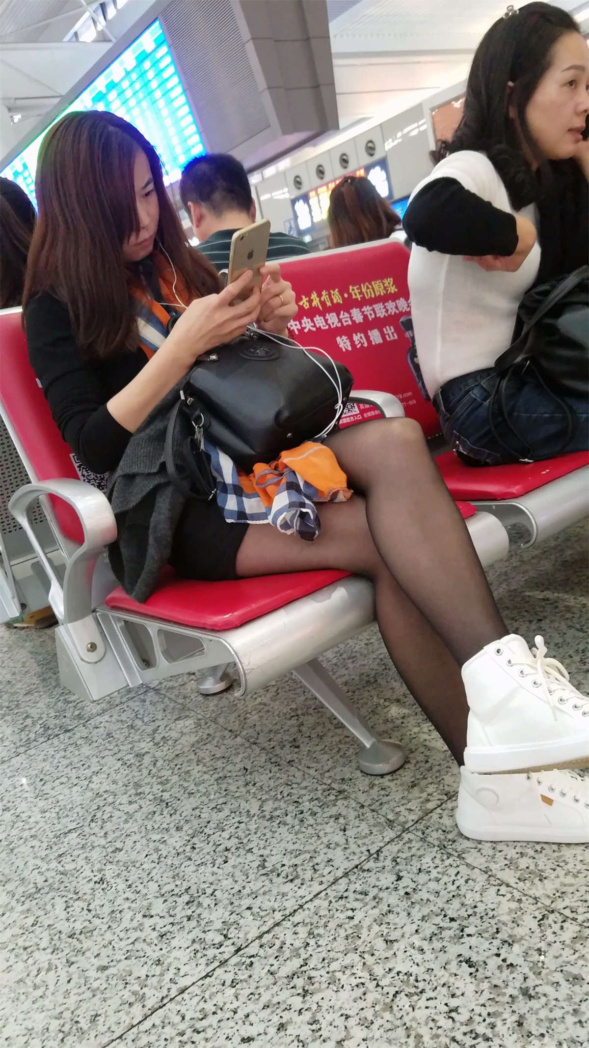 车站黑色丝袜白色运动板鞋短裤美眉