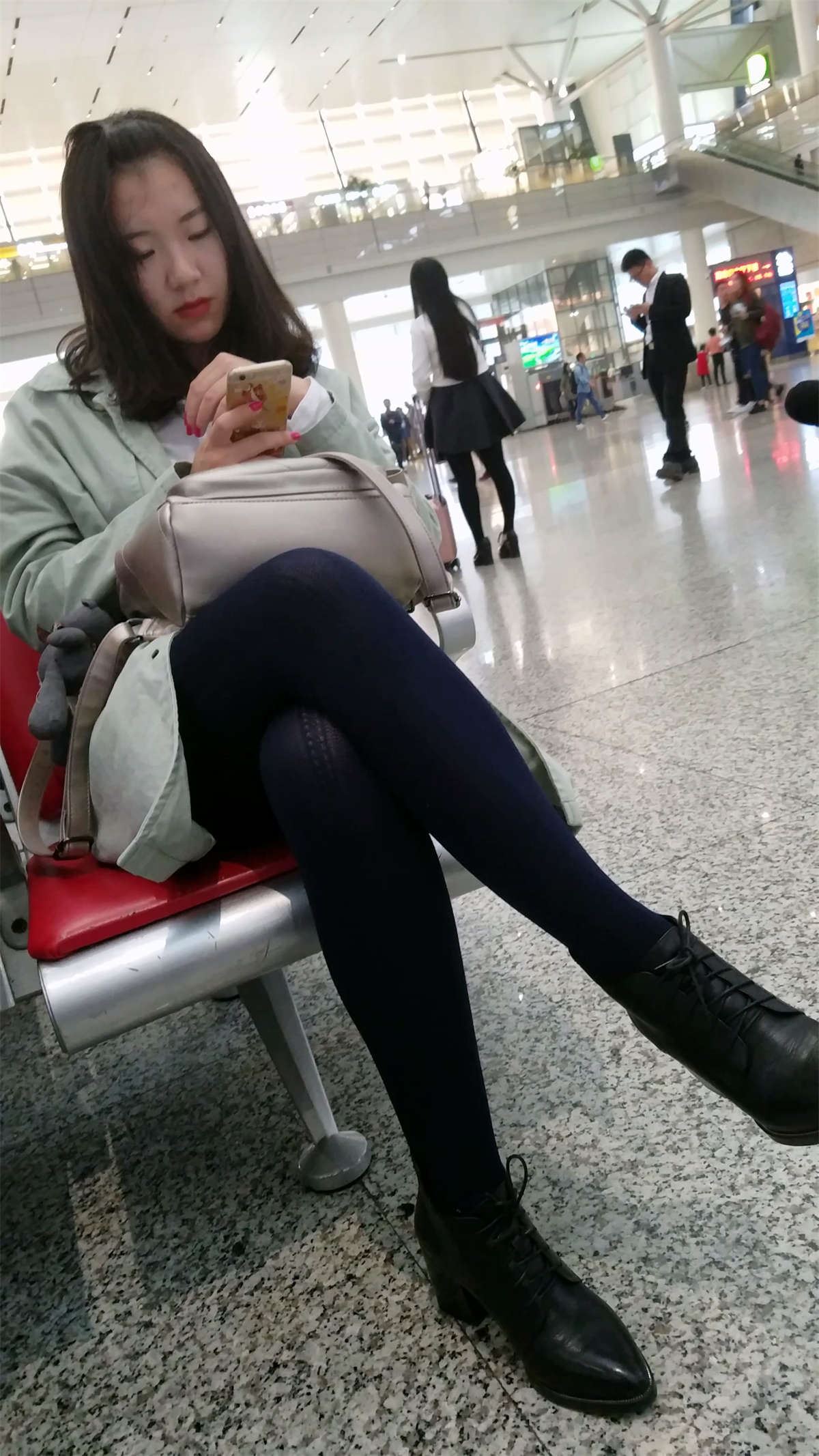 车站蓝色丝袜黑色皮鞋白肤漂亮美女