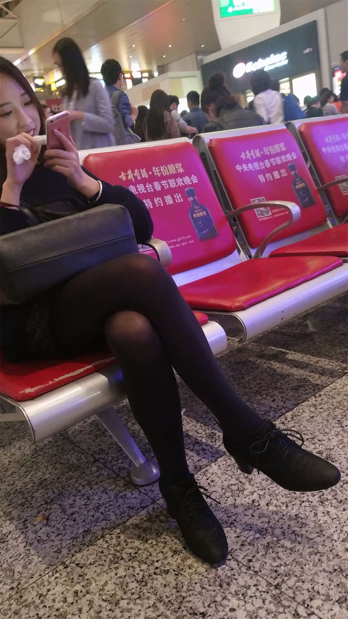 车站黑色丝袜长腿兔牙妹子