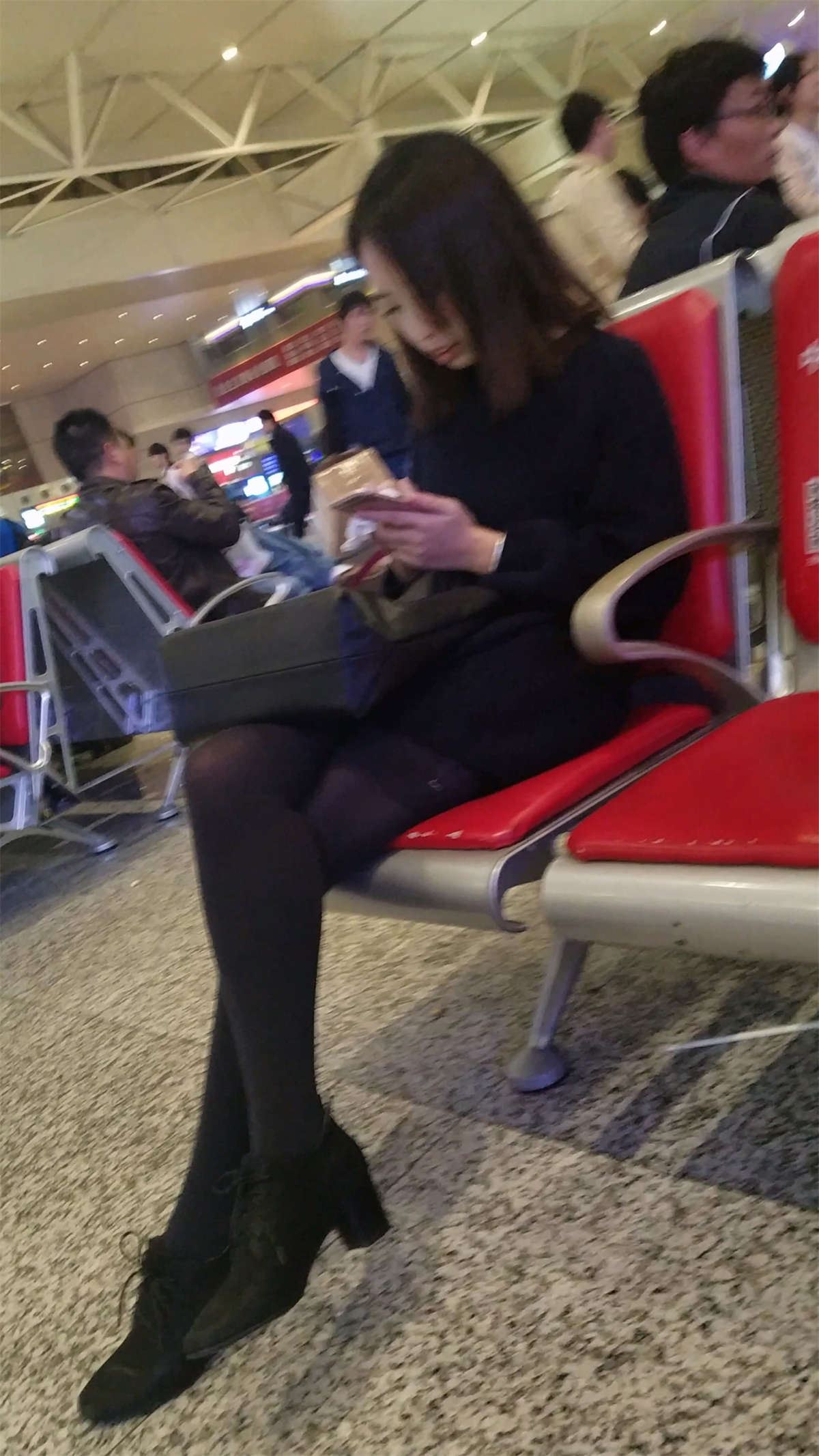 车站黑色丝袜长腿兔牙妹子