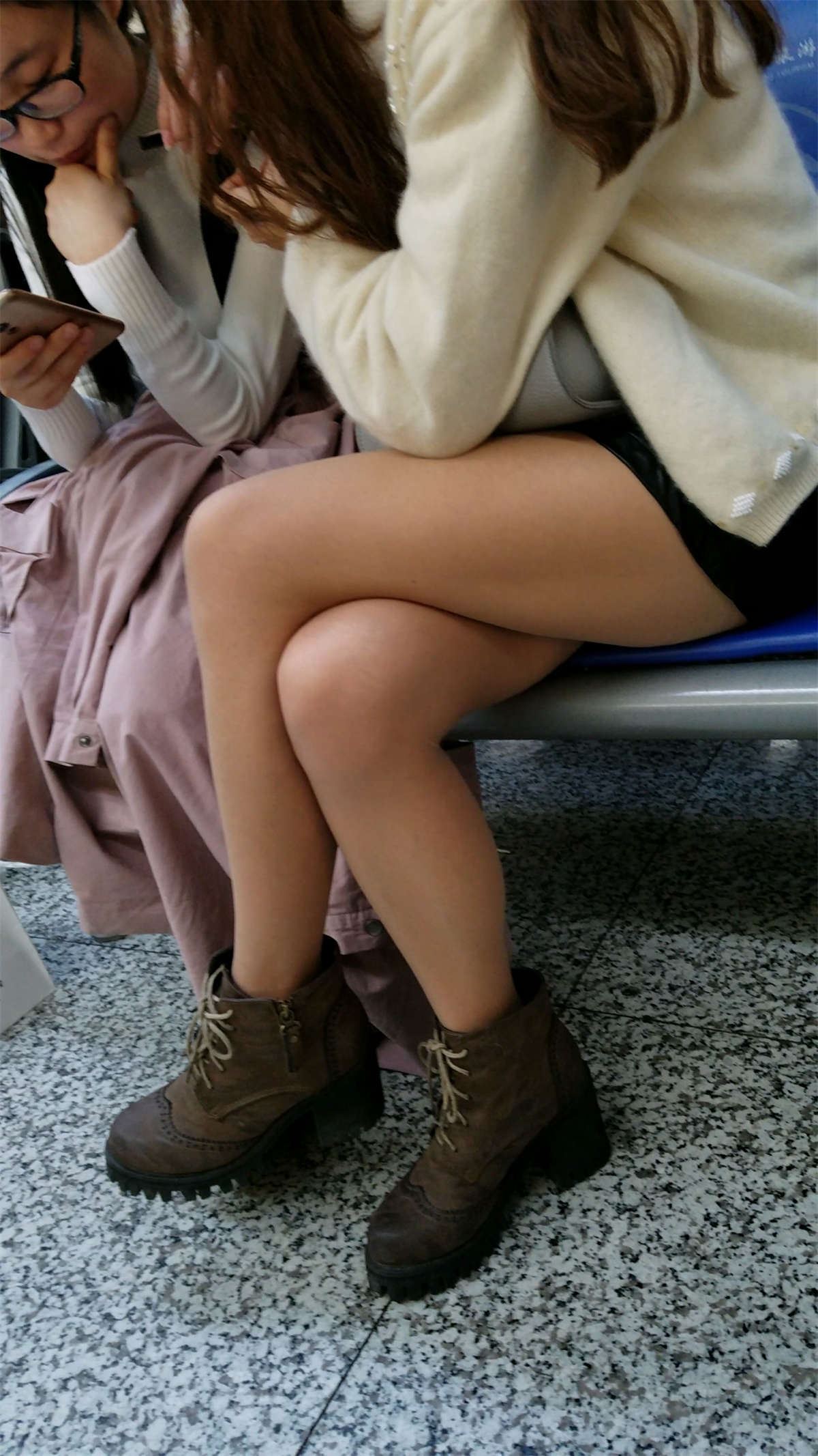 高铁站等车的裸腿长发美眉