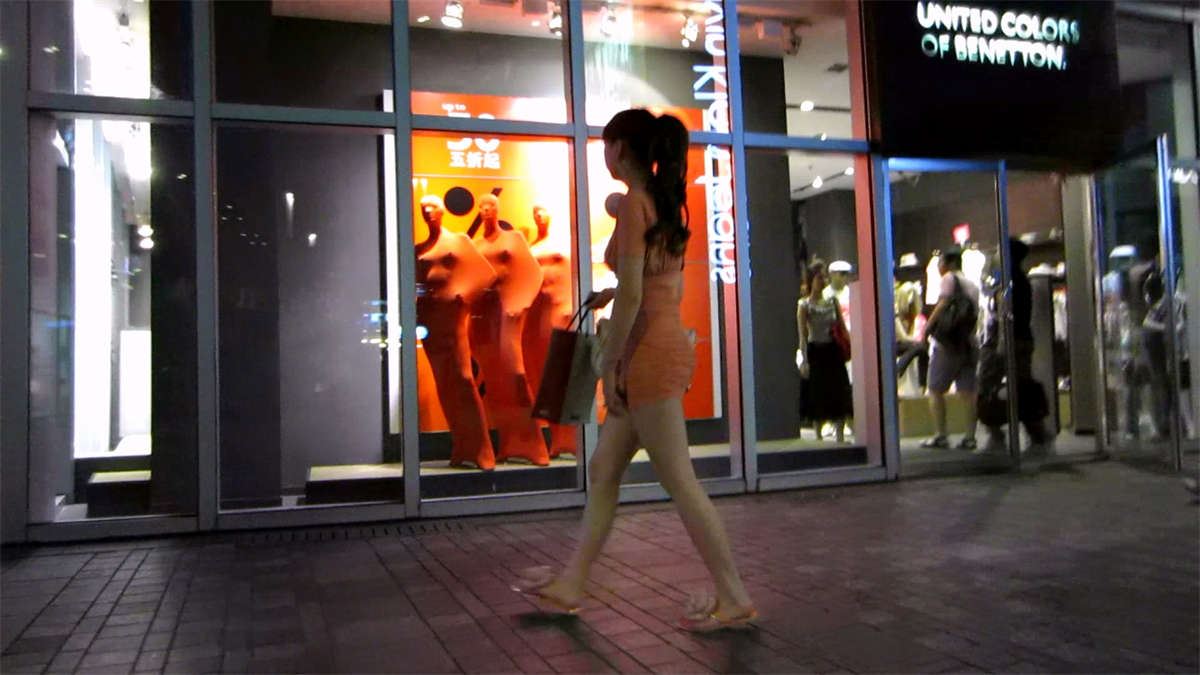 低胸百褶紧身连衣裙美眉