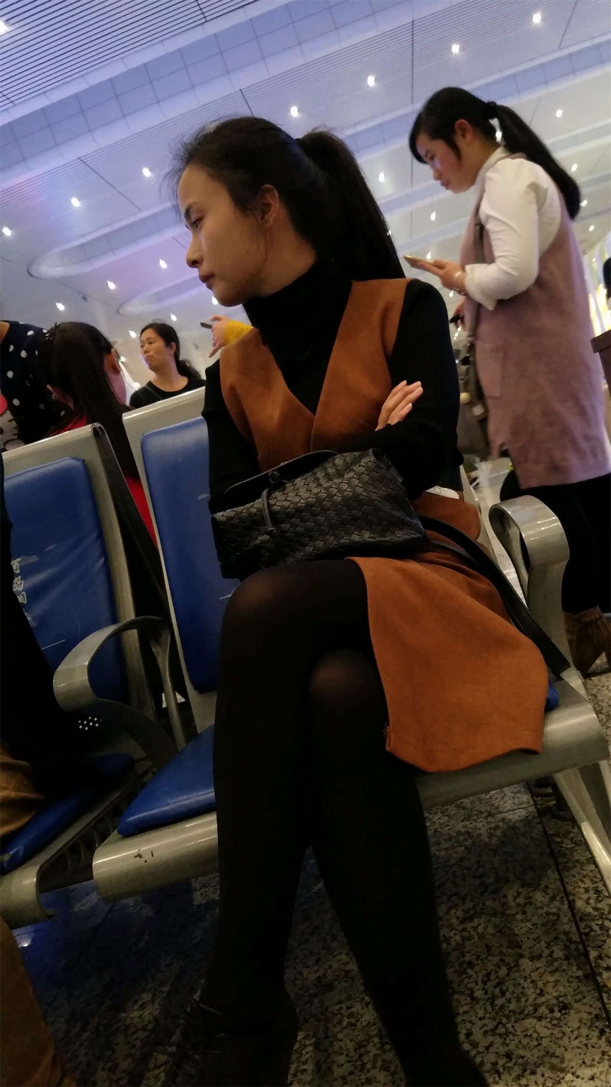 黑色丝袜美腿少妇等车