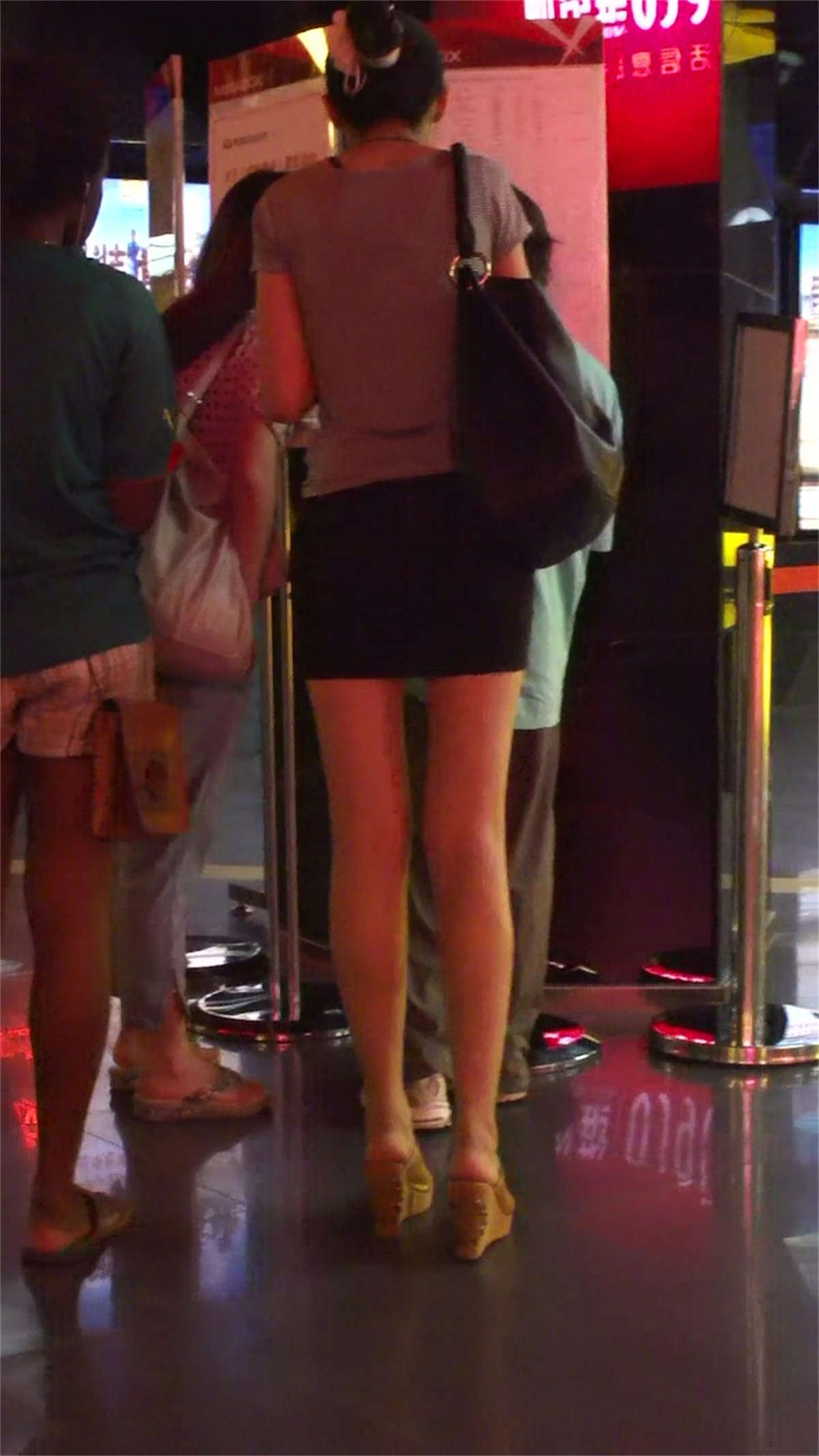 黑色包臀裙极品长腿漂亮美女