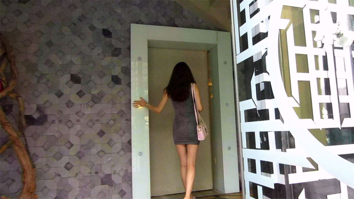 街拍极品细腰身材,完美臀型美女