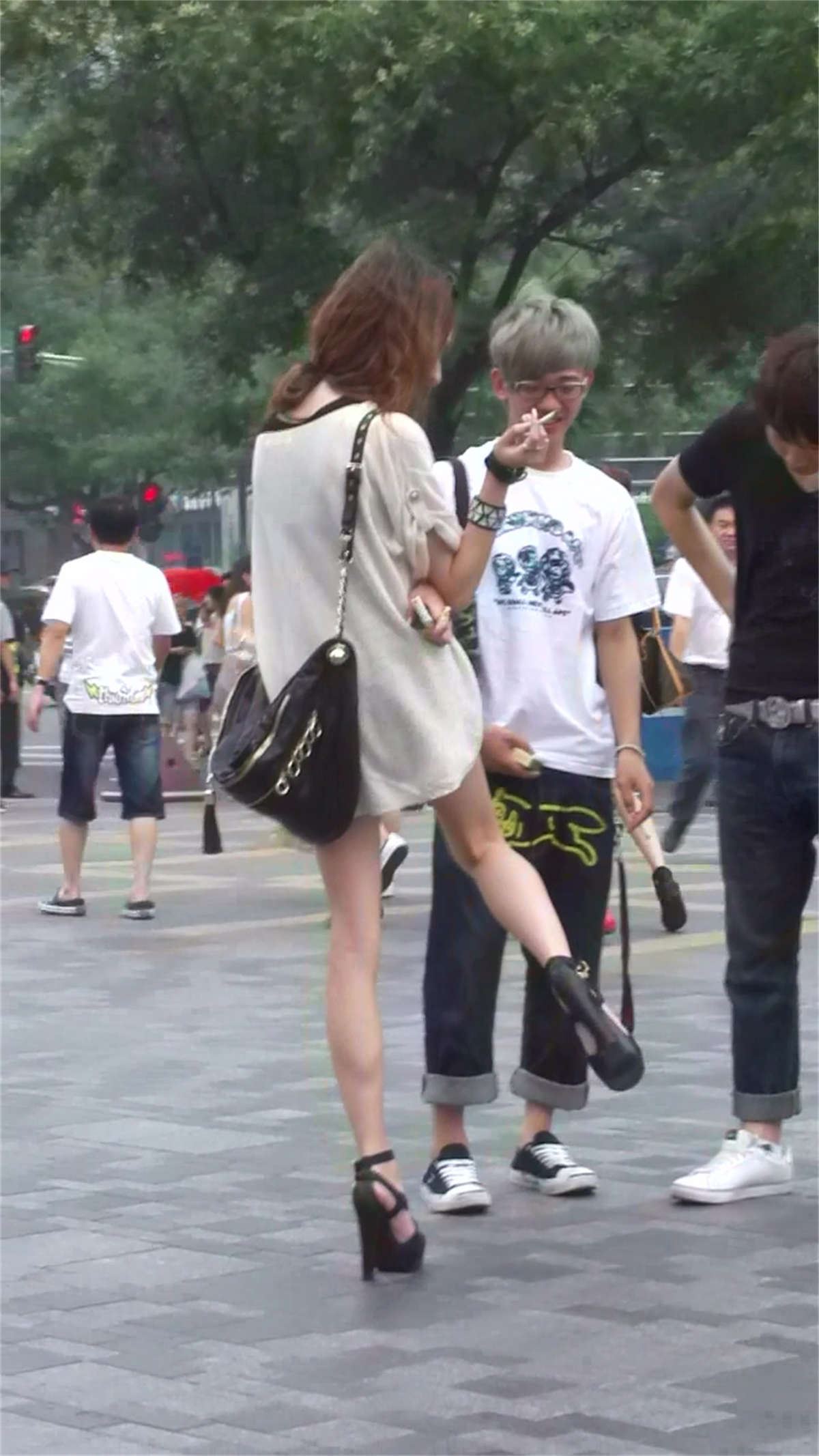 广场街拍极品大长腿漂亮美女