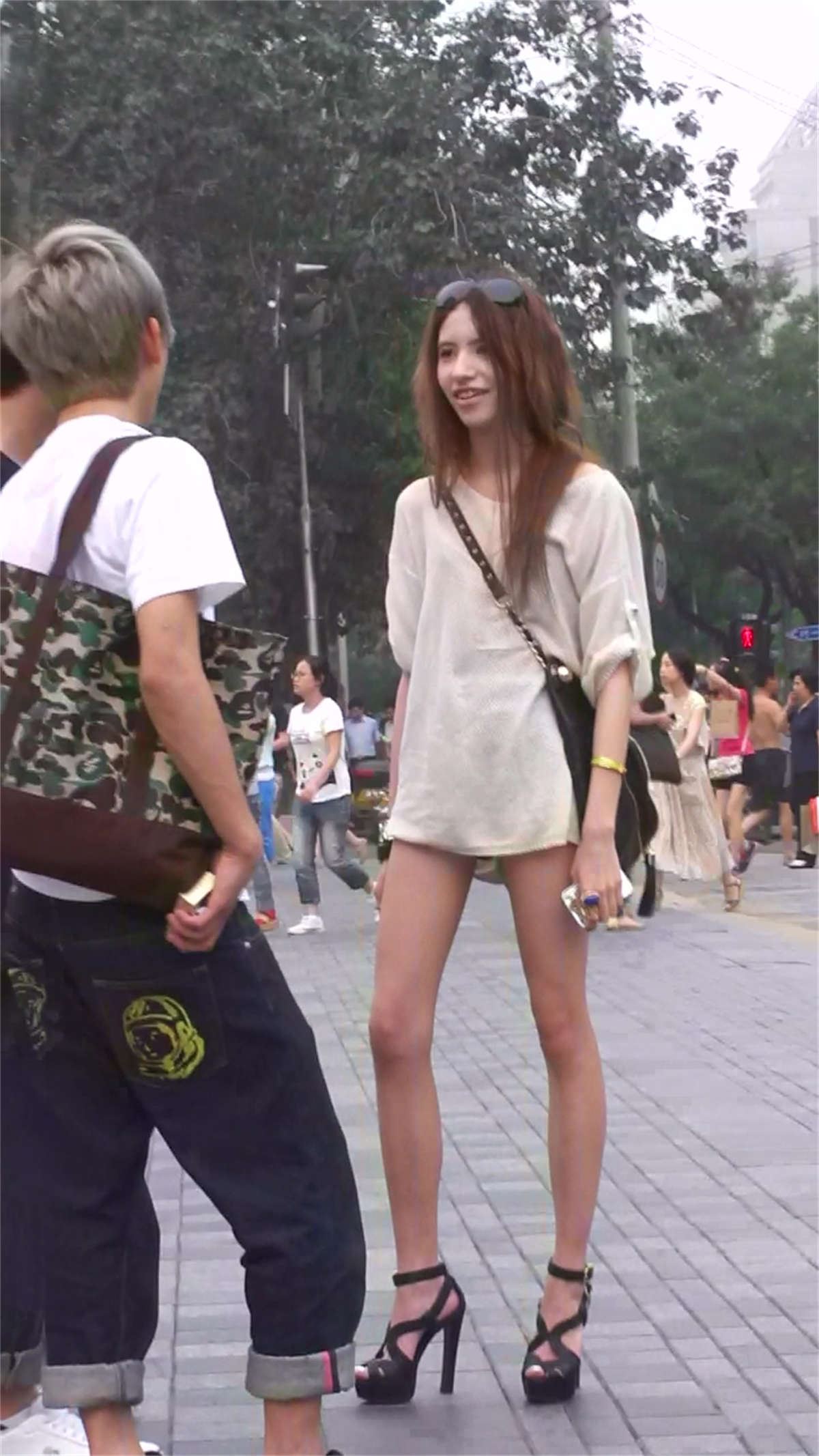 广场街拍极品大长腿漂亮美女