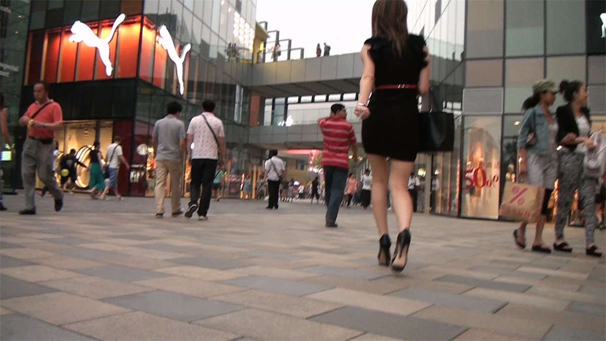 街拍高跟少妇紧身连衣裙