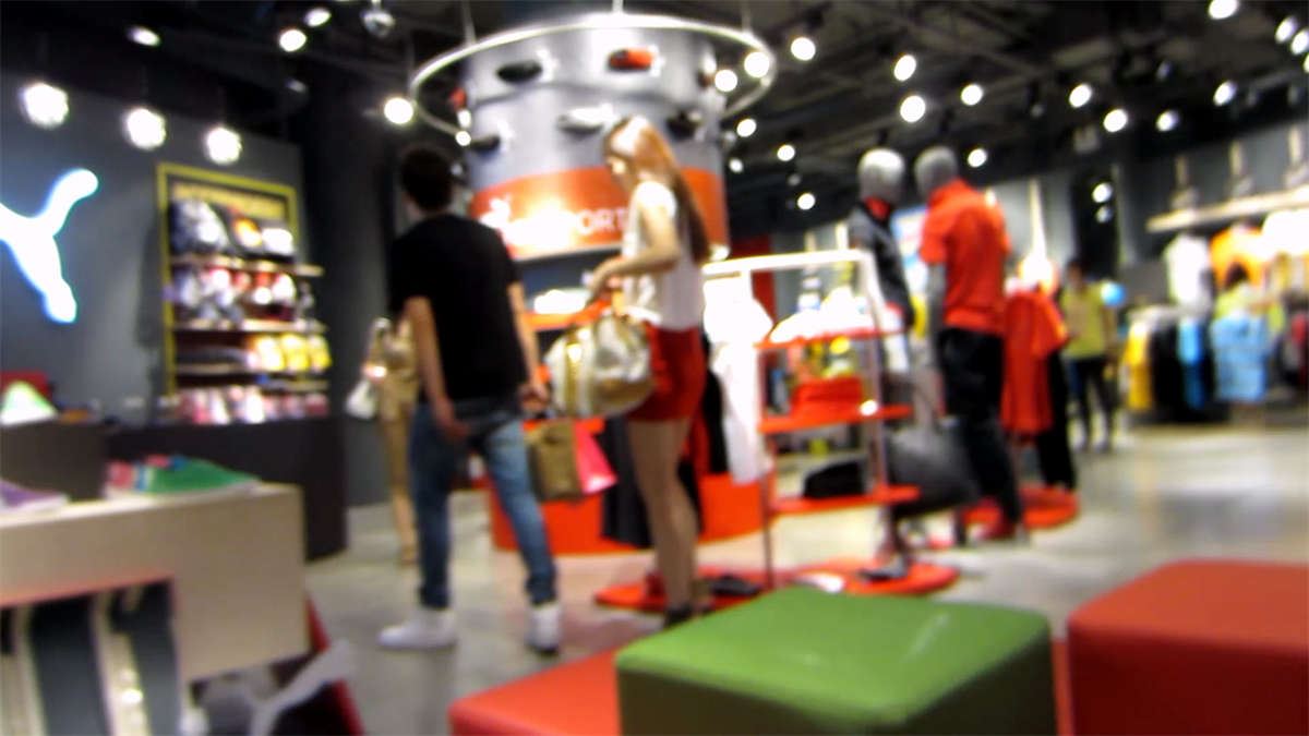 和男友一起逛街的青春靓丽红色包臀短裙美女