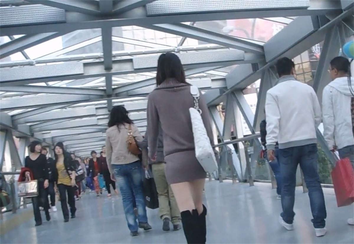 街拍一个嫩白美腿少女