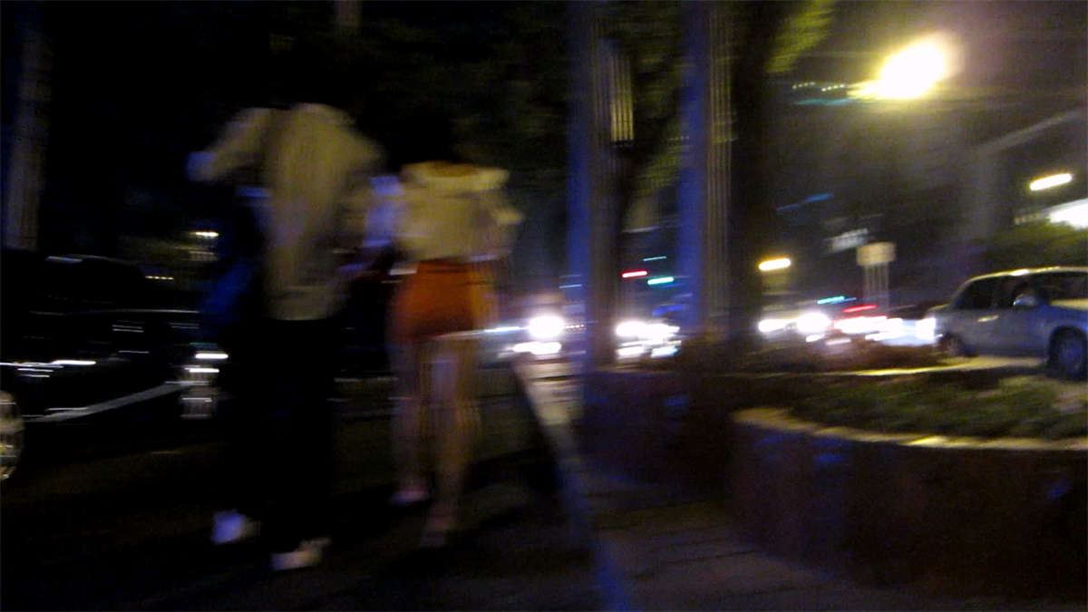 极品橙色紧身裙美女和男友街边打车