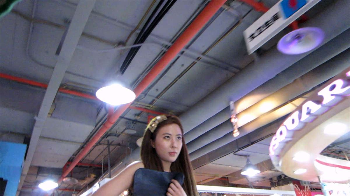 漂亮的女神眼睛很漂亮,斑马纹连衣裙